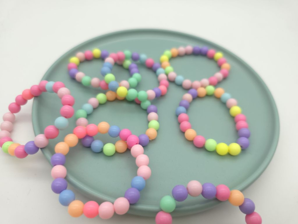 bunte Kinder Perlen-Armbänder